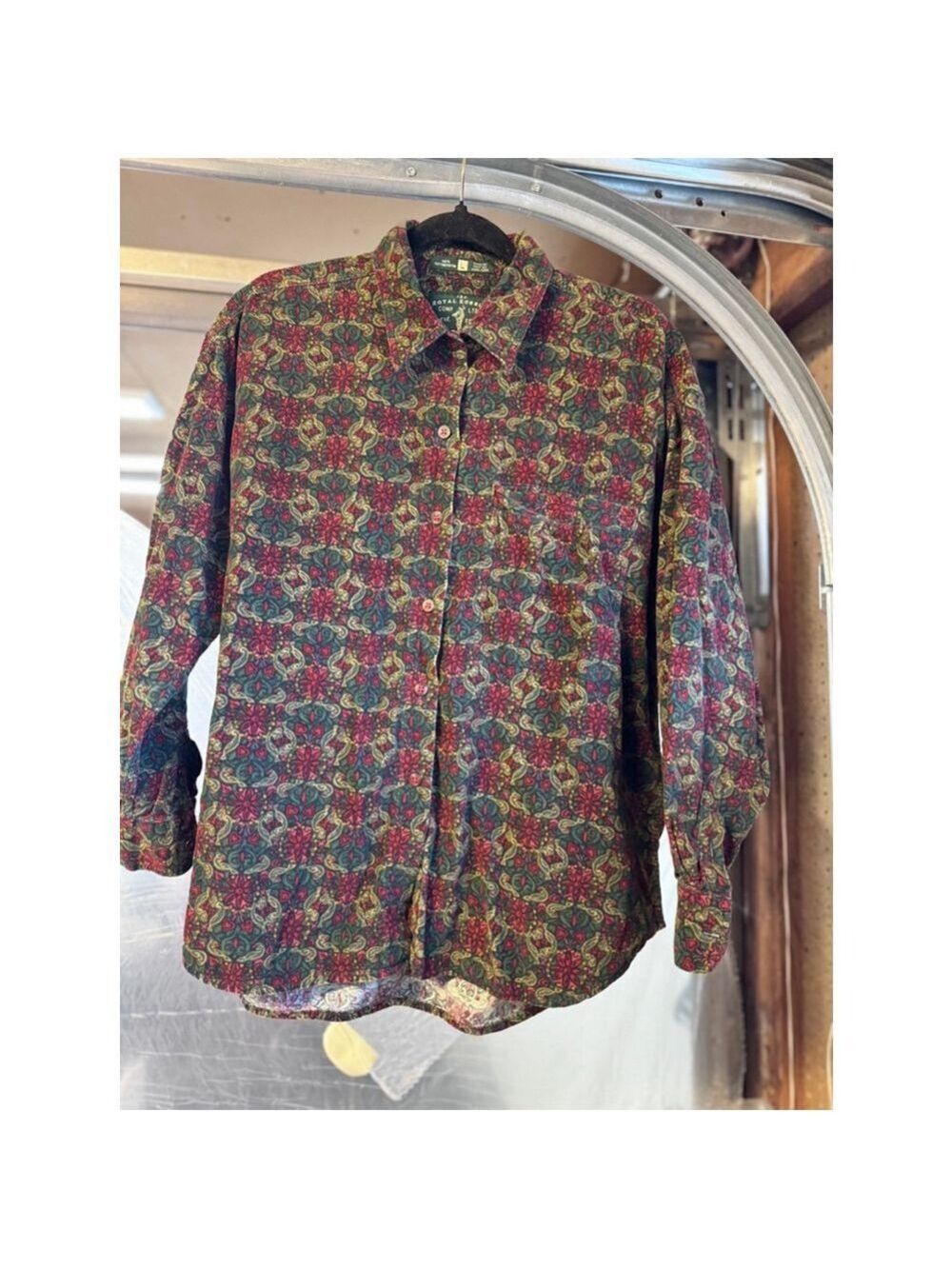 The Royal Robbins comp LTD cotton made in Hong Kong. Lg sleeve lg paisley large